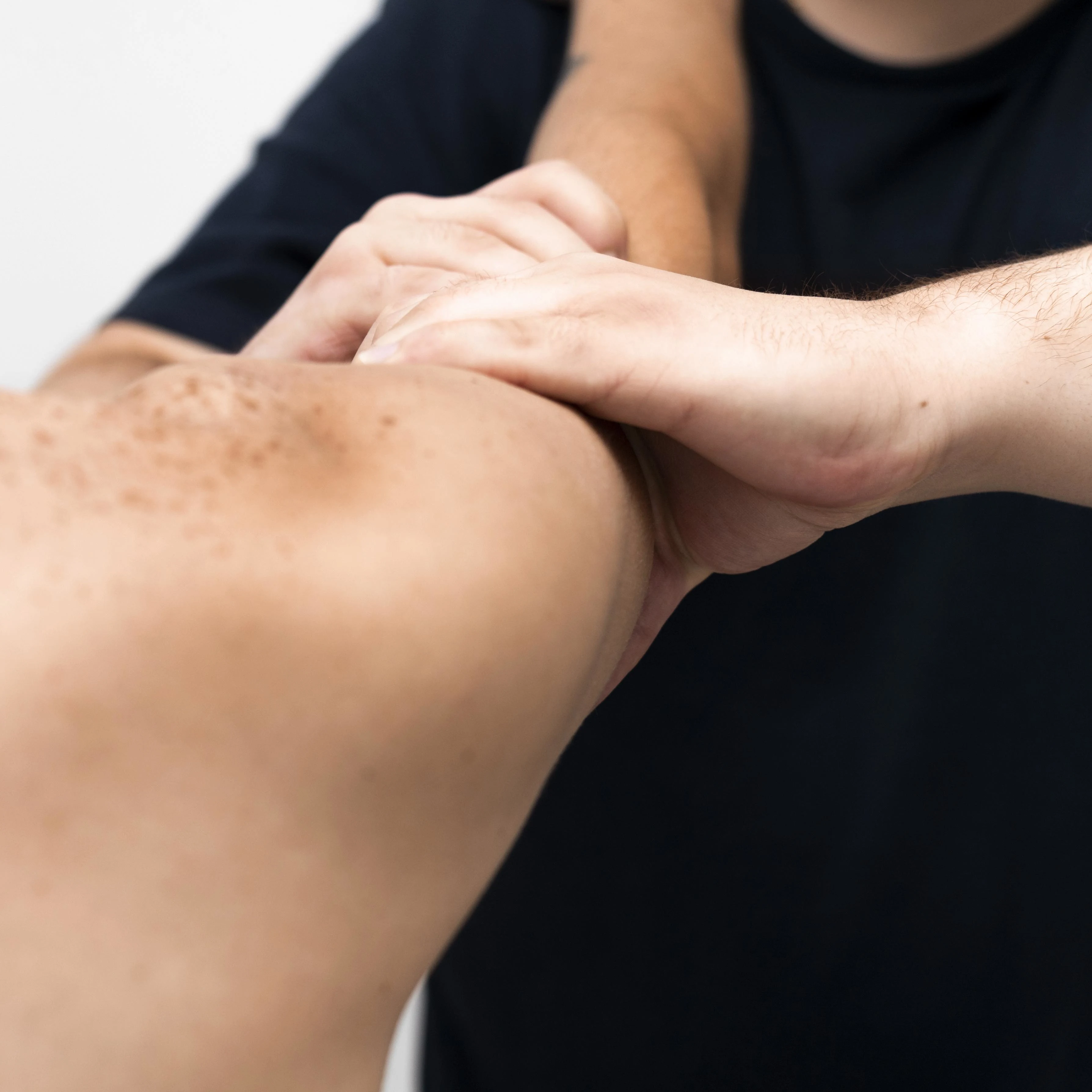 fisioterapéuta profesional en clínica aplica fisioterapia y rehabilitación de brazo y hombro para alivar al paciente